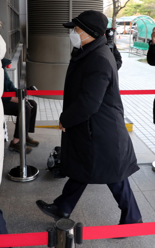 강제추행 혐의를 받는 오거돈 전 부산시장이 18일 오전 부산 연제구 부산지방법원에 구속 전 피의자 심문(영장실질심사)에 출석하고 있다.  연합뉴스